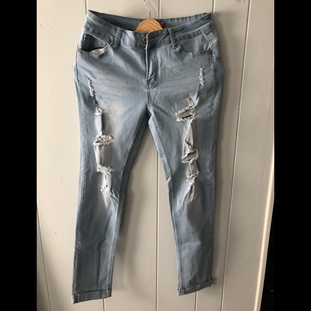 Distressed Boyfriend Jeans 👖